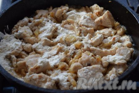 Далее добавляем в сковороду муку, аккуратно посыпая ею всё&nbsp;куриное филе. Обжариваем филе с мукой пару-тройку минут.