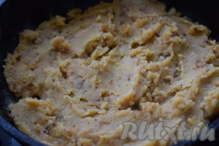 Перемешиваем картофельное пюре с луком до однородности и наша начинка для вареников готова. Охлаждаем её до комнатной температуры и можно начинать лепить вареники.