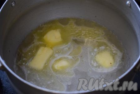 Вначале замесим тесто для вареников, для этого наливаем воду в кастрюльку, добавляем сливочное масло, нарезанное на кубики. Ставим кастрюльку на огонь и доводим воду с маслом до кипения, снимаем с огня.