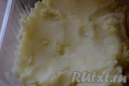 Пока тесто отдыхает, займёмся приготовлением начинки, для этого картофель очищаем от кожуры, выкладываем в кастрюльку, заливаем полностью водой, а после закипания, подсолив воду, варим, примерно, 25 минут (до готовности). Далее воду сливаем, а картошку разминаем толкушкой до пюреобразного состояния.