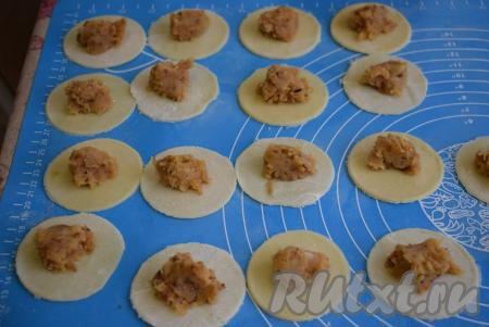 На каждый кружочек-заготовку выкладываем по 1 чайной ложке начинки.