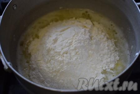 В водно-масляную смесь всыпаем соль и добавляем стакан муки.