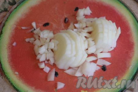 Лук очищаем от кожицы и нарезаем на мелкие кубики.