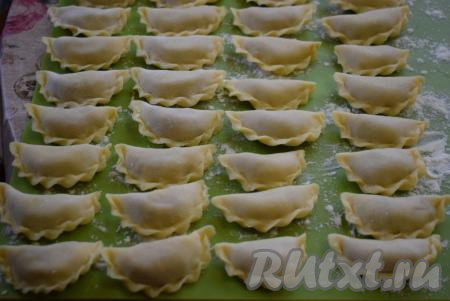 А можно украсить край вареников косичкой, она делается очень просто: защипываем тесто у самого края вареника и дальше большим пальцем загибаем защип и так по всему краю.