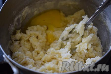 Когда тесто немного остынет, добавляем в него 1 яйцо и сразу же начинаем вмешивать его в тесто, иначе оно может свернуться.