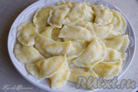 Вы можете сразу сварить слепленные вареники, выкладывая их в кипящую подсоленную воду. Варить их нужно минут 5 с момента всплытия. А можете заморозить, для этого вареники нужно выложить на доску в один слой и отправить в морозилку, а затем, когда они застынут, переложить их в пакет и хранить в морозилке более месяца. Вареники с картошкой, приготовленные из заварного теста по этому рецепту, получаются очень вкусными. В них отлично сочетаются пряная картошечка с жареным луком и нежнейшее тесто, которое не раскисает и не рвётся.