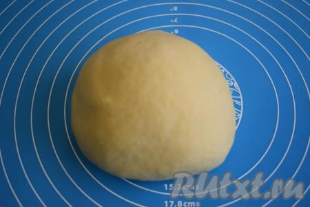 Отлежавшееся тесто станет ещё более податливым и гладким. Выкладываем его на рабочую поверхность.