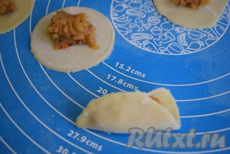 Защипываем тесто над начинкой, формируя вареники. Далее можно оставить их такими.