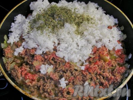 Кладём в сковородку тёплый рис, по желанию, добавляем сушёную зелень, перемешиваем и убираем с огня.