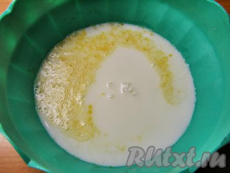 Вливаем в миску с яичной смесью кефир, добавляем соду и хорошо перемешиваем. Масса будет немного пениться.