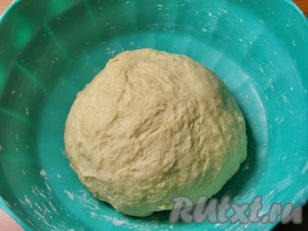 Тесто должно получиться достаточно плотным и не липнуть к рукам. Заворачиваем его в пищевую плёнку и убираем в холодильник, пока будет готовиться начинка.