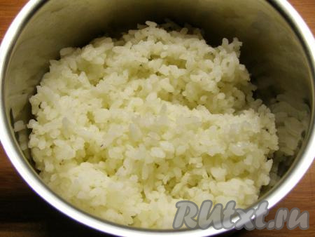 Для приготовления начинки сначала отвариваем рис в слегка подсоленной воде до готовности (в течение 15-20 минут с момента закипания воды), сливаем воду и оставляем немного остыть.