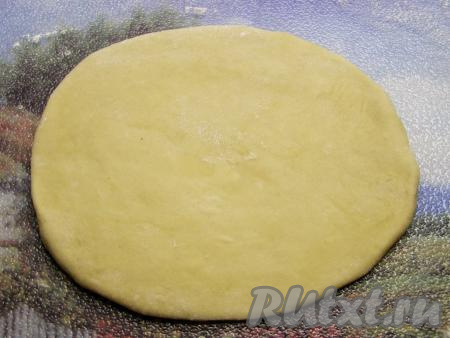 Делим тесто на 9-10 кусочков размером чуть больше грецкого ореха. Доску припыляем мукой и раскатываем каждый кусочек в овал толщиной около 1 мм.