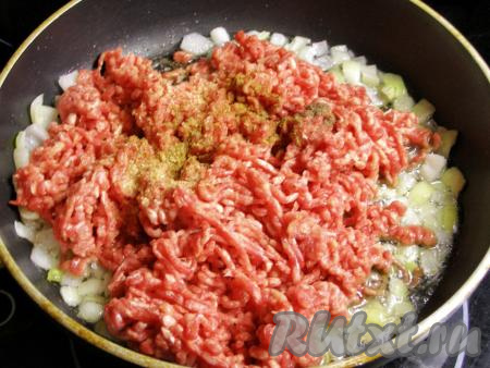 Перекладываем в сковородку мясной фарш, солим (я использовала адыгейскую соль) и перчим по вкусу. Перемешиваем на среднем огне и тушим, примерно, 5-7 минут (до изменения цвета), разбивая все комочки мяса.