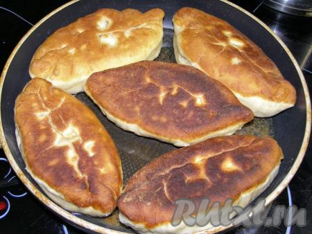 Аккуратно переворачиваем пирожки и также&nbsp;жарим 3-4 минуты с другой стороны.