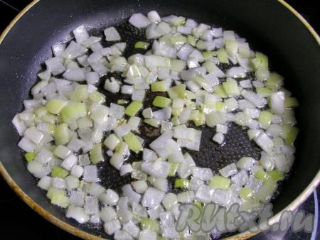 Обжариваем лук на подсолнечном масле, помешивая, на среднем огне 3-5 минут (до мягкости).