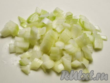 Чистим луковицу и нарезаем её кубиками среднего размера.