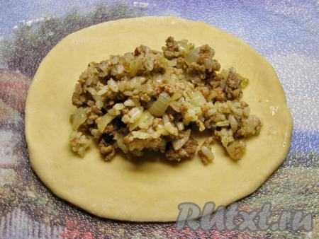 В центр каждого овала выкладываем, примерно, 1 столовую ложку с горкой начинки из фарша с рисом.