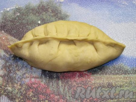 Крепко скрепляем края теста каждого овала, руками выравниваем будущий пирожок.