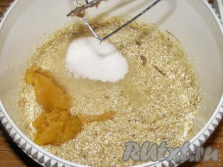 Добавляем к бананово-масляной массе сахар, мёд и взбиваем на средней скорости миксера до получения однородной массы. Если вы любите сладкое печенье, можно добавить ещё 1-2 столовые ложки сахара.