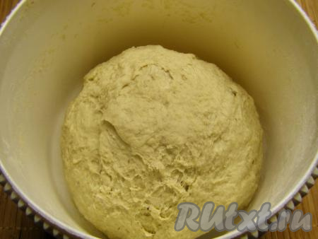 Тесто для приготволения бананового печенья должно получиться достаточно плотным, эластичным и совсем немного липнуть к рукам. Если тесто сильно липкое, можно подсыпать немного муки. Заворачиваем его в пищевую плёнку и убираем в холодильник на час.