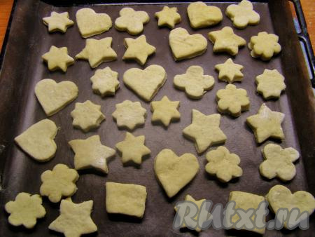 Противень застилаем ковриком для выпечки (или пекарской бумагой) и выкладываем на него печенье на некотором расстоянии друг от друга. Ставим противень в заранее прогретую до 180 градусов духовку.