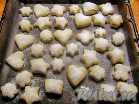 Горячее печенье посыпаем, по желанию, сахарной пудрой и оставляем остывать.