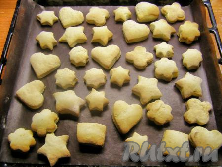 Выпекаем банановое печенье в течение 12-14 минут (до появления лёгкого золотистого оттенка). Важно не передержать печенюшки в духовке, иначе они станут жёсткими.