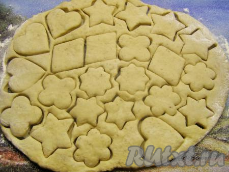Холодное тесто делим на 2-3 части. На припылённой мукой поверхности каждую часть теста раскатываем в пласт толщиной, примерно, 3-4 мм. Если вы хотите более хрустящее печенье, то можно раскатать тоньше. С помощью формочек для печенья вырезаем разнообразные фигурки. Можно просто нарезать тесто на квадратики, ромбики или треугольники.