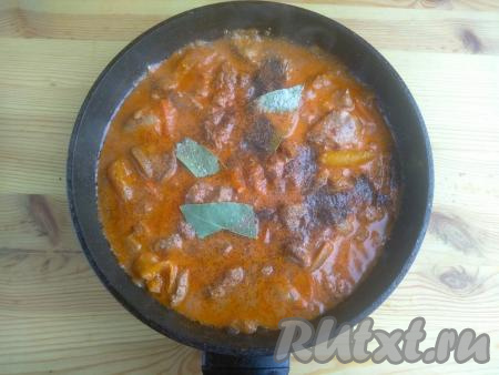 Затем подливку посолить, поперчить, добавить лавровый лист и продолжать готовить гуляш под крышкой ещё пару минут.