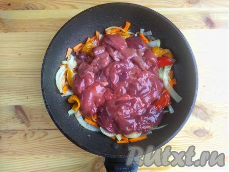 Куриную печень зачистить от плёночных узелков (если они есть), нарезать небольшими кусочками, выложить в сковороду к овощам. Вместе с печёнкой я добавила вяленый перец, нарезанный на кусочки, но его можно и не добавлять. Обжарить печёнку с овощами, периодически помешивая, на среднем огне 2-3 минуты.