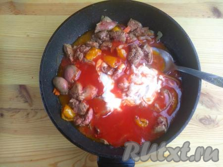 После этого добавить в сковороду томатный сок (или томатную пасту, разведённую водой) и сметану. Дать томатно-сметанной подливке закипеть, огонь убавить, готовить гуляш под крышкой около 5-7 минут (до желаемой густоты подливы).