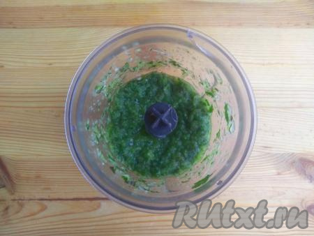 Измельчить содержимое чаши до однородной массы.