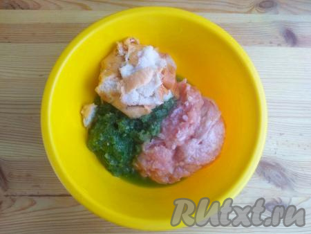 В глубокую миску выложить куриный фарш (можно взять и покупной фарш, и фарш, приготовленный из кусочков куриного мяса, пропущенных через мясорубку), хлеб и массу из зелени и солёного огурца.