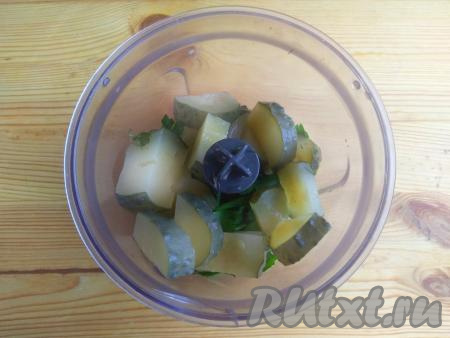 Туда же добавить кусочки солёного огурца.