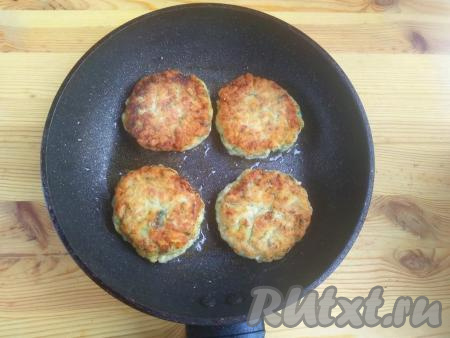 Котлеты перевернуть и жарить до румяности (минуты 3-4) с другой стороны.