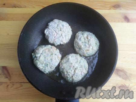 Сформировать котлеты влажными руками, обвалять их в муке со всех сторон. Сковороду с маслом раскалить и выложить котлеты. Обжарить котлетки из фарша с солёными огурцами на среднем огне около 3-4 минут (до румяности) с одной стороны.