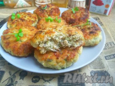 Переложить котлетки на тарелку для подачи, украсить зеленью. Куриные котлеты, приготовленные с добавлением солёного огурца, получаются очень сочными, с приятной пикантной ноткой и аппетитной румяной корочкой, к столу подаём, дополнив гарниром (например, рисом, картофелем, гречкой) и соусом. Уверена, попробовав такие котлетки, вы останетесь довольны их вкусом!