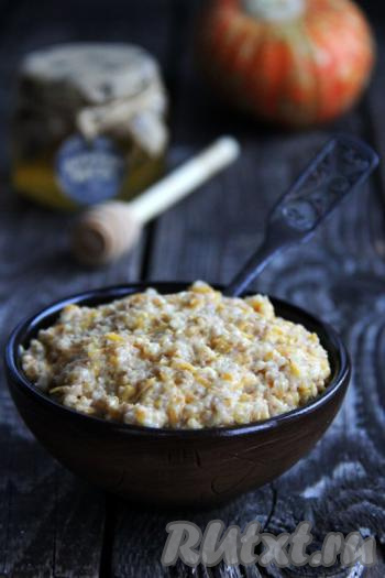 Пшеничная каша, сваренная с добавлением натёртой тыквы, получается аппетитной, нежной, полезной и очень вкусной, попробуйте! 