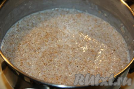 Довести кашу до кипения, убавить огонь до минимума и варить под крышкой 15 минут, не забывая периодически помешивать.