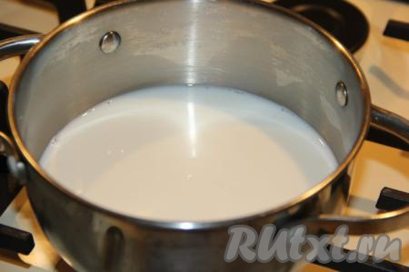 Влить в кастрюлю (лучше взять кастрюлю с толстым дном) молоко и воду, поставить на огонь и дать закипеть.&nbsp;