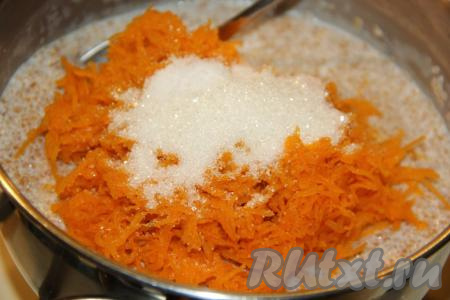 Всыпать соль и сахар, можно добавить щепотку ванили, перемешать, накрыть крышкой и варить пшеничную кашу с тыквой на медленном огне ещё 15 минут, помешивая время от времени.