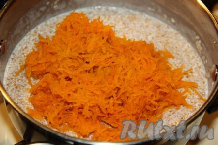 После того как пшеничная каша проварится 15 минут, добавить в неё натёртую тыкву.
