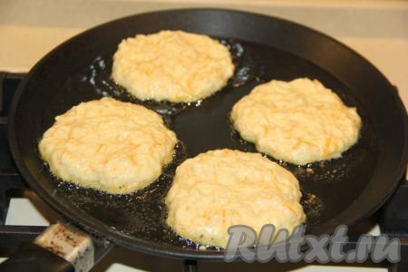 В сковороду влить растительное масло, разогреть хорошо. Выложить по 1 столовой ложке теста в разогретое масло.&nbsp;