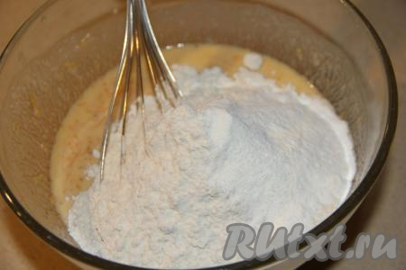 Всыпать муку и разрыхлитель.&nbsp;