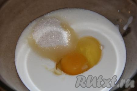 Добавить соль и сахар.