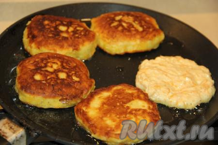 Выпекать тыквенные оладьи с двух сторон до золотистого цвета на умеренном огне. Затем переложить оладушки на тарелку. А из оставшегося теста пожарить постепенно все тыквенные оладьи.