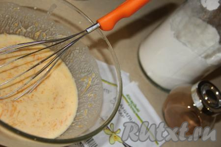 Добавить ванильный сахар и корицу, снова перемешать.