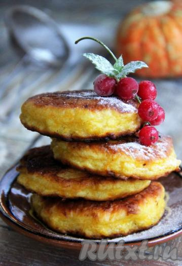 Подать пышные, вкусные и нежные оладьи к столу в горячем виде, дополнив сгущёнкой или сметаной. Такие оладушки, замешанные на кефире, отлично впишутся в повседневное меню и понравятся даже тем, кто не очень жалует тыкву!