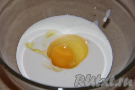 В миске соединить кефир и яйцо.